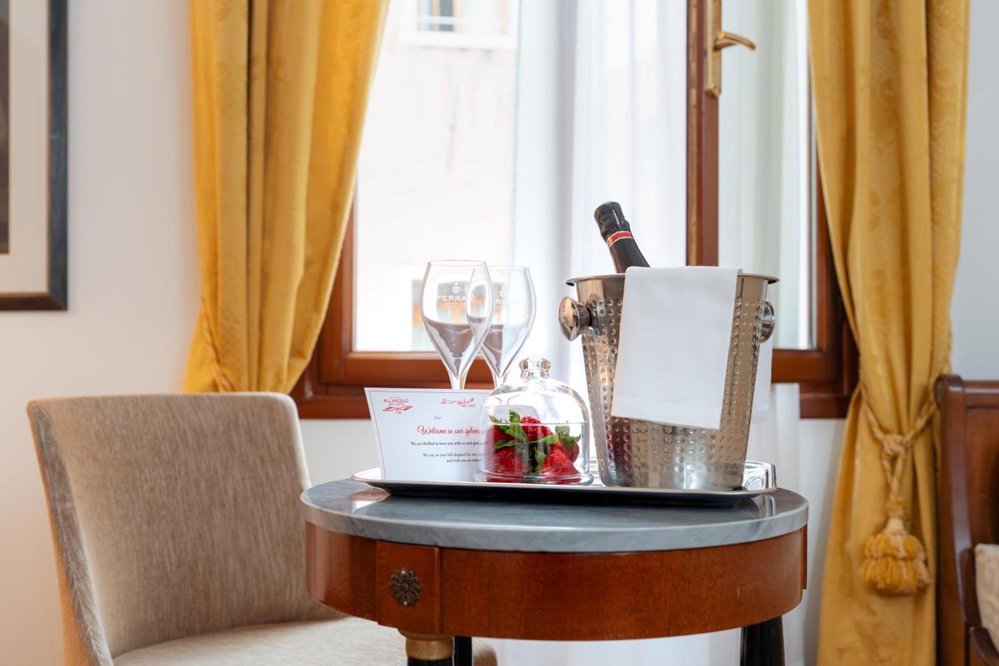 All'Angelo Art Hotel Венеция Экстерьер фото